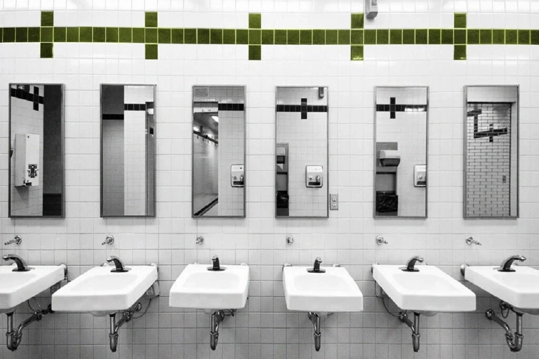 What can bring a good experience in public restrooms?